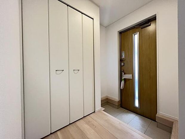 綺麗で明るい玄関でお客様をお迎えいただけます。