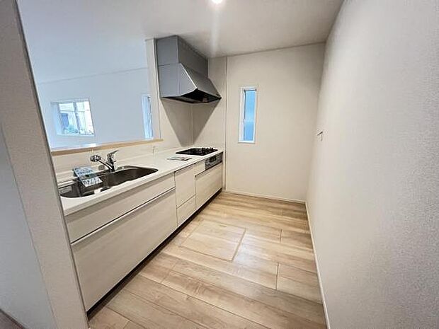 ご家族を見守りながら家事が捗る対面式キッチン。お料理をしながらご家族のサポートも可能です。