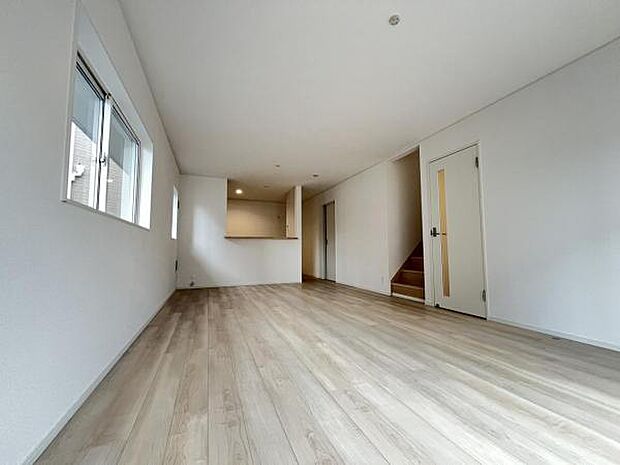 カウンターキッチン越しに会話も楽しめるダイニングキッチン。