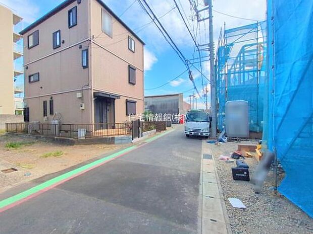 前面道路を含めた現地写真です。