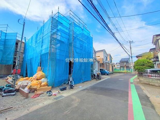 前面道路を含めた現地写真です。