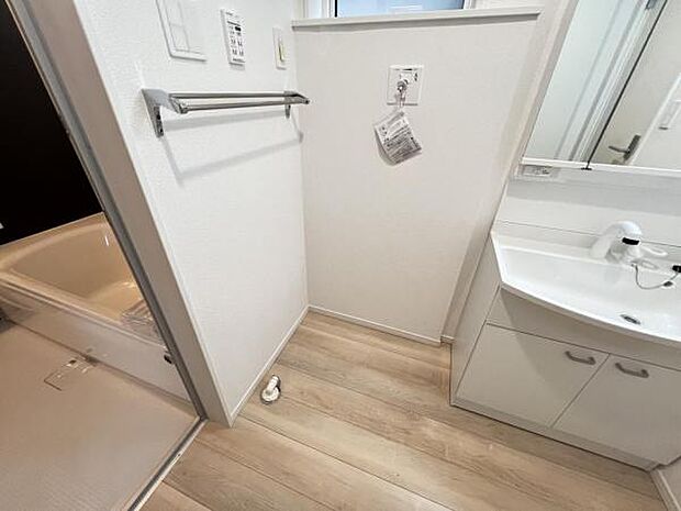 独立洗面台の横にはランドリースペースがございます。