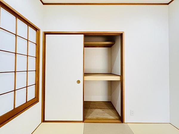 いつでもお部屋をスッキリお使い頂ける収納スペースを設置。