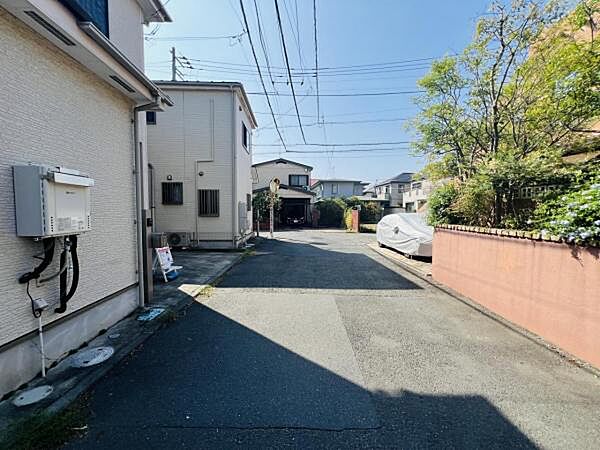 前面道路を含めた現地写真です。