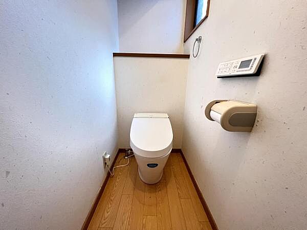 シャワー洗浄機能付のトイレは、清潔感が印象的な空間ですね。