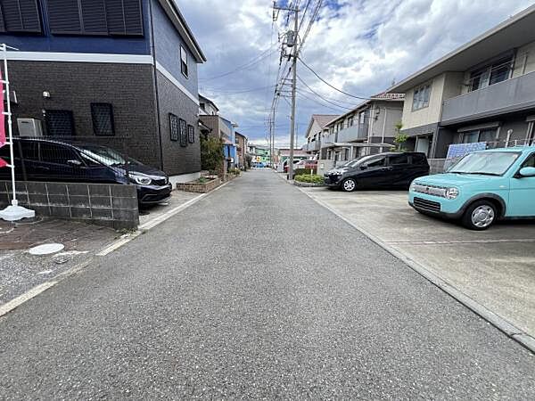 前面道路を含めた現地写真です。ぜひ周辺環境も併せてご覧ください。