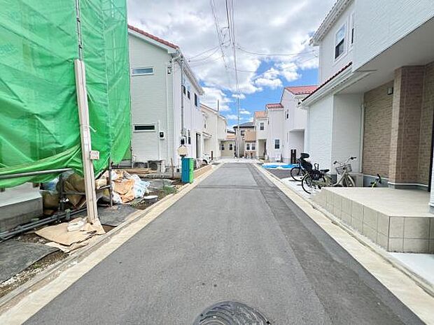 前面道路を含めた現地写真です。