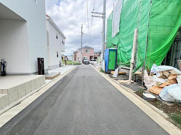 前面道路を含めた現地写真です。