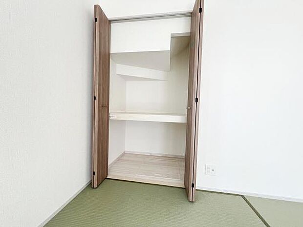 いつでもお部屋をスッキリお使い頂ける収納スペースを設置。