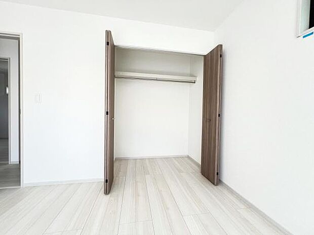 いつでもお部屋をスッキリお使い頂ける収納スペースを設置。