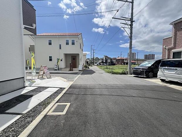 前面道路を含めた現地写真です。