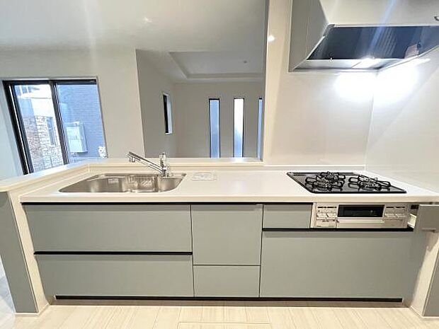 ご家族を見守りながら家事が捗る対面式キッチン。お料理をしながらご家族のサポートも可能です。