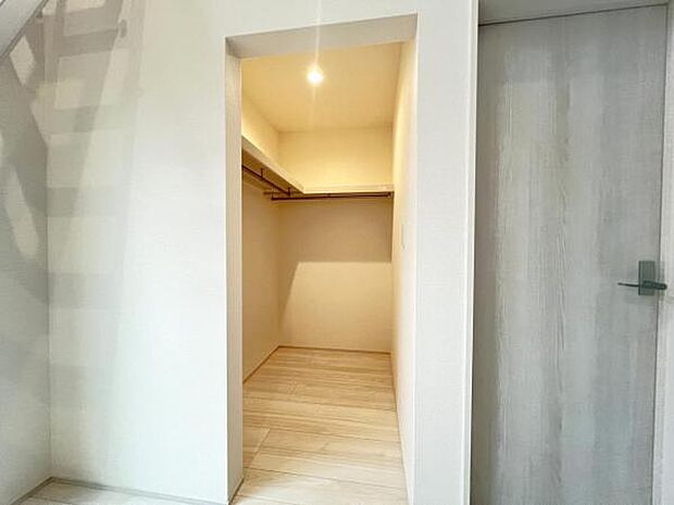 ウォークインクローゼットがあり収納スペースも豊富。季節物もスッキリ片付きそうです。