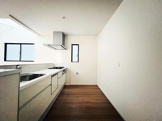 お食事中もキッチンと会話が楽しめるダイニングスペース。