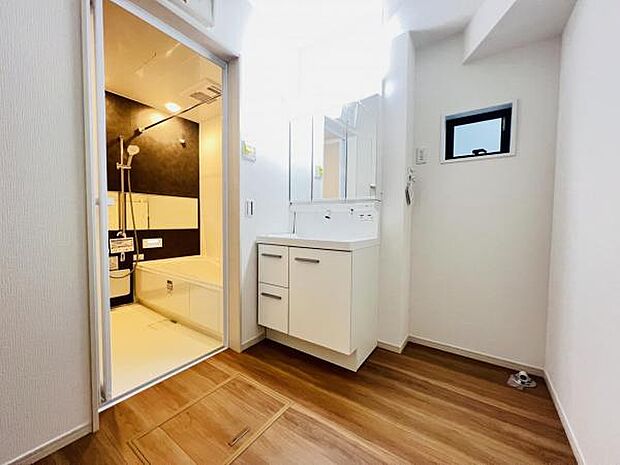 洗面化粧台です。朝の身支度から1日が始まります。