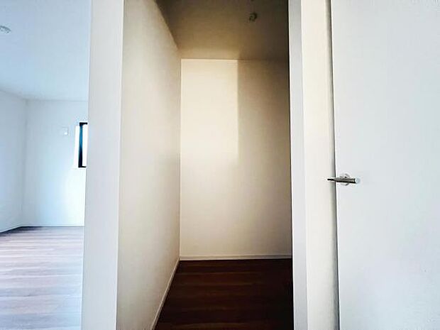 ウォークインクローゼットがあり収納スペースも豊富。季節物もスッキリ片付きそうです。