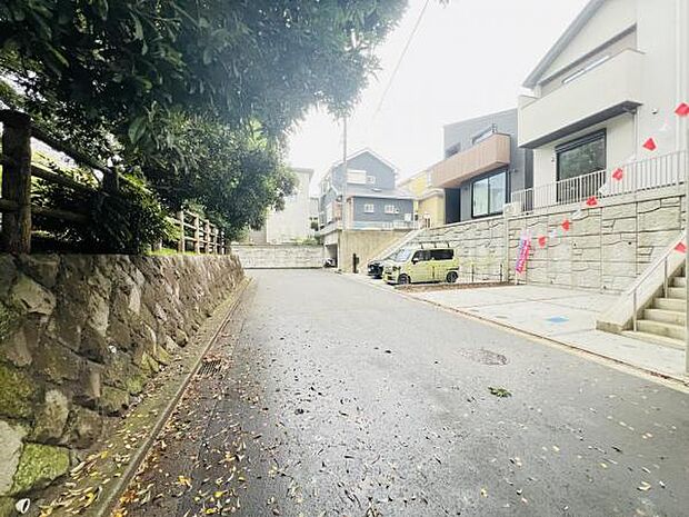 前面道路を含めた現地写真です。