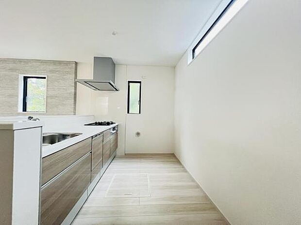 お食事中もキッチンと会話が楽しめるダイニングスペース。