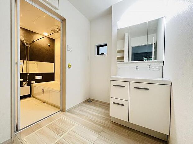 洗面化粧台です。朝の身支度から1日が始まります。