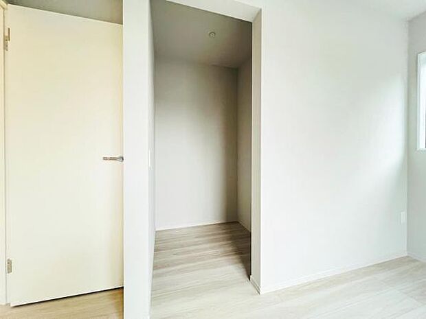 ウォークインクローゼットがあり収納スペースも豊富。季節物もスッキリ片付きそうです。