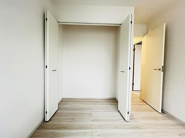 いつでもお部屋をスッキリお使い頂ける収納スペースを設置。