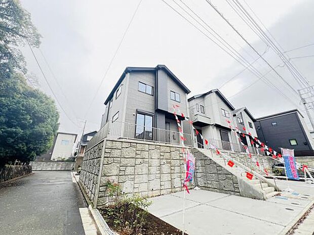 前面道路を含めた現地写真です。