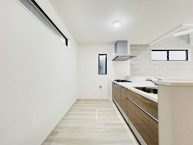 お食事中もキッチンと会話が楽しめるダイニングスペース。