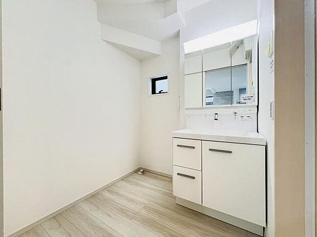 洗面化粧台です。朝の身支度から1日が始まります。