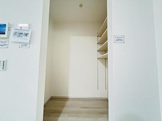 いつでもお部屋をスッキリお使い頂ける収納スペースを設置。