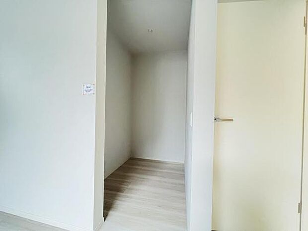 ウォークインクローゼットがあり収納スペースも豊富。季節物もスッキリ片付きそうです。