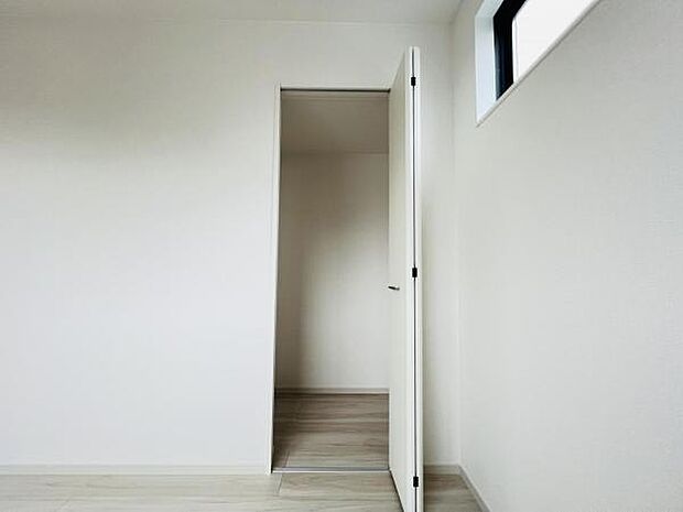 いつでもお部屋をスッキリお使い頂ける収納スペースを設置。