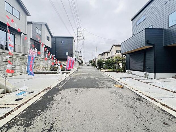 前面道路を含めた現地写真です。