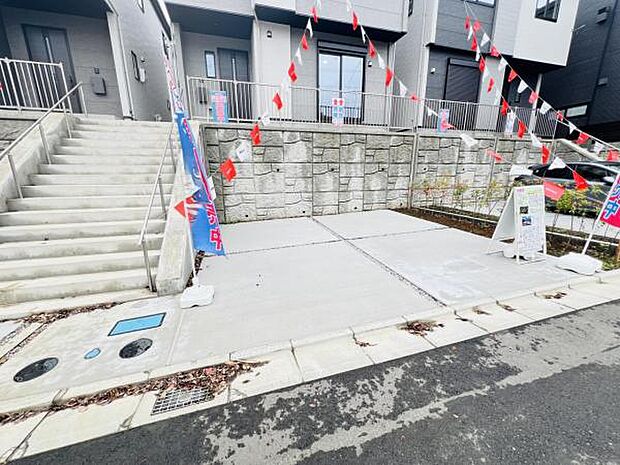 駐車場ももちろん完備しておりますのでお車所有の方にも心強いです。