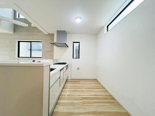 お食事中もキッチンと会話が楽しめるダイニングスペース。