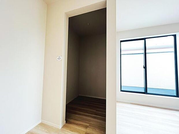ウォークインクローゼットがあり収納スペースも豊富。季節物もスッキリ片付きそうです。