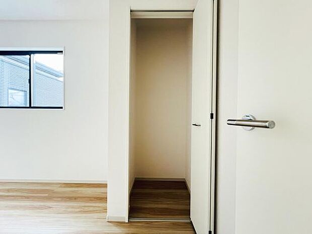 いつでもお部屋をスッキリお使い頂ける収納スペースを設置。