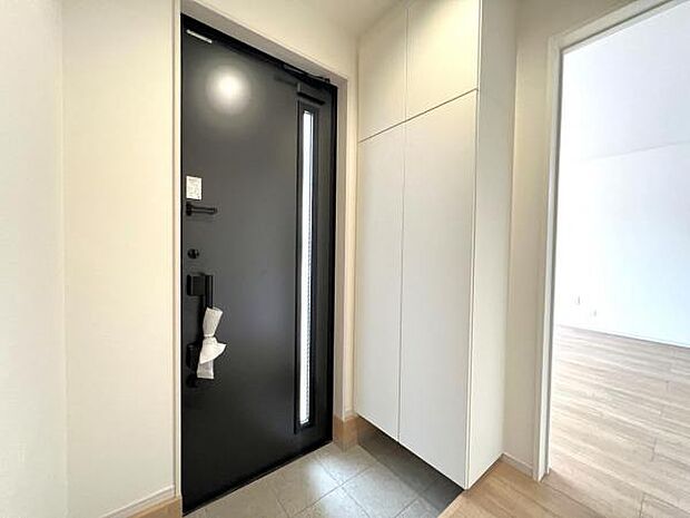 綺麗で明るい玄関でお客様をお迎えいただけます。