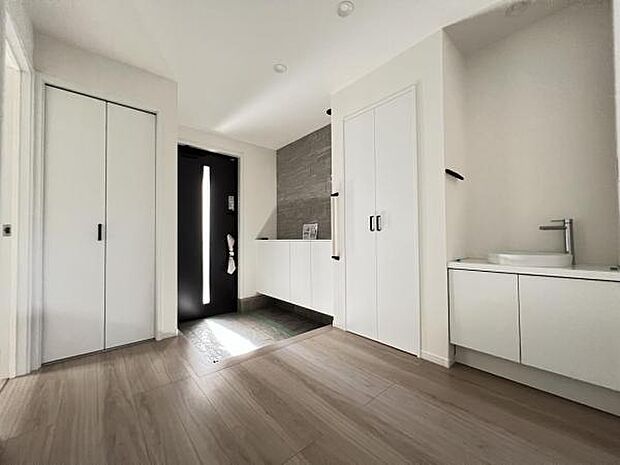 綺麗で明るい玄関でお客様をお迎えいただけます。