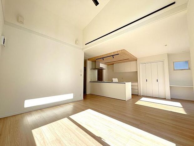 リビングダイニングは床暖房付きで心地よく寛げます。