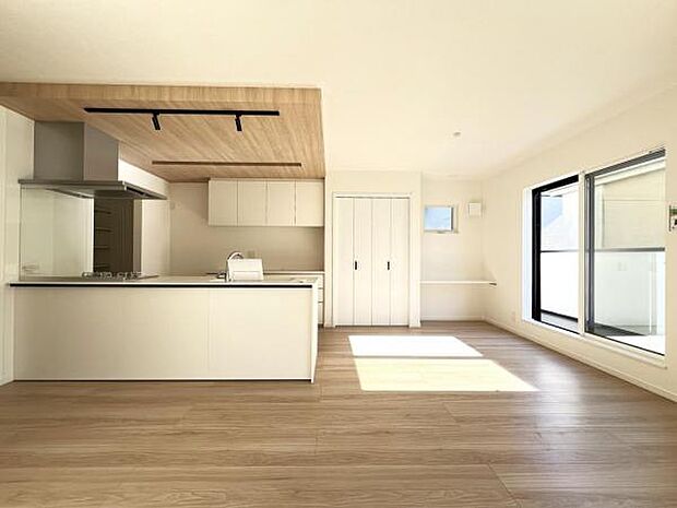 キッチン正面にダイニングセットを配置することで、配膳もスムーズに。調理中も会話を楽しめます。