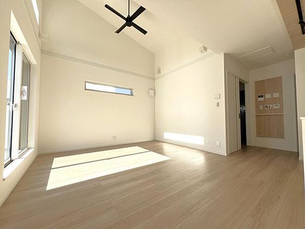 明るい日差しが入る風通しの良いリビングです。