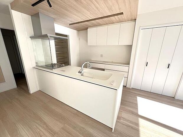 お食事中もキッチンと会話が楽しめるダイニングスペース。