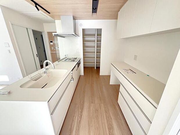 ご家族を見守りながら家事が捗る対面式キッチン。お料理をしながらご家族のサポートも可能です。