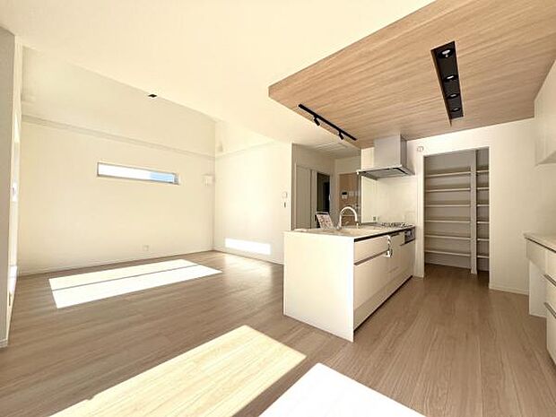 ゆったりとした開放的なダイニングキッチンスペースです。