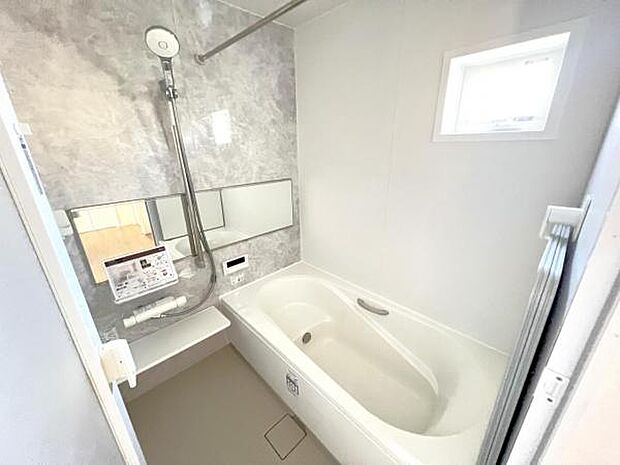 水はけがよくお手入れしやすいシステムバス、シャンプー類をしまえる便利な棚付きです。