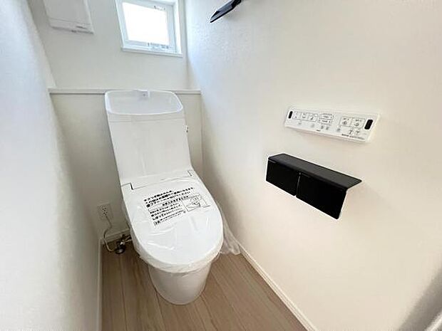 シャワー洗浄機能付のトイレは、清潔感が印象的な空間ですね。