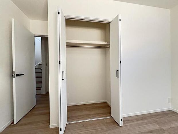 枕棚とハンガーパイプの付いたクローゼットです。