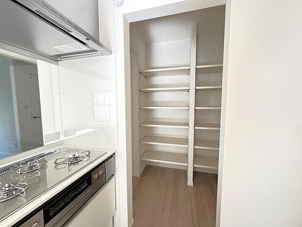 キッチンの横にはパントリーがございます。