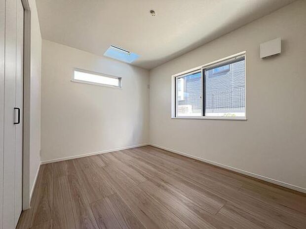 木の温もりが優しいフローリングの収納スペース付き洋室です。