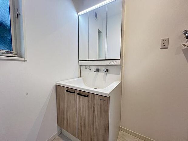 洗面化粧台です。朝の身支度から1日が始まります。